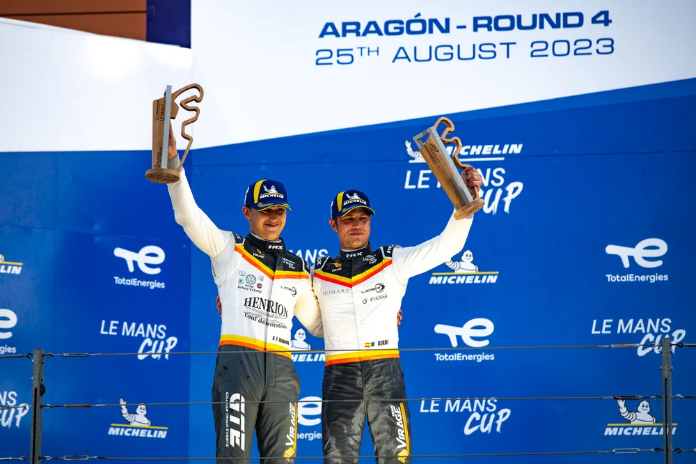 Les deux pilotes lèvent leurs trophées sur le podium d’Aragón