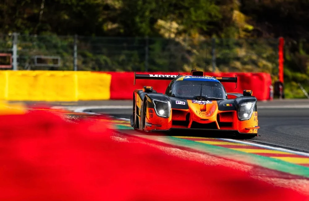 La Ligier #98 orange de Motorsport98 sur les vibreurs de Spa-Francorchamps