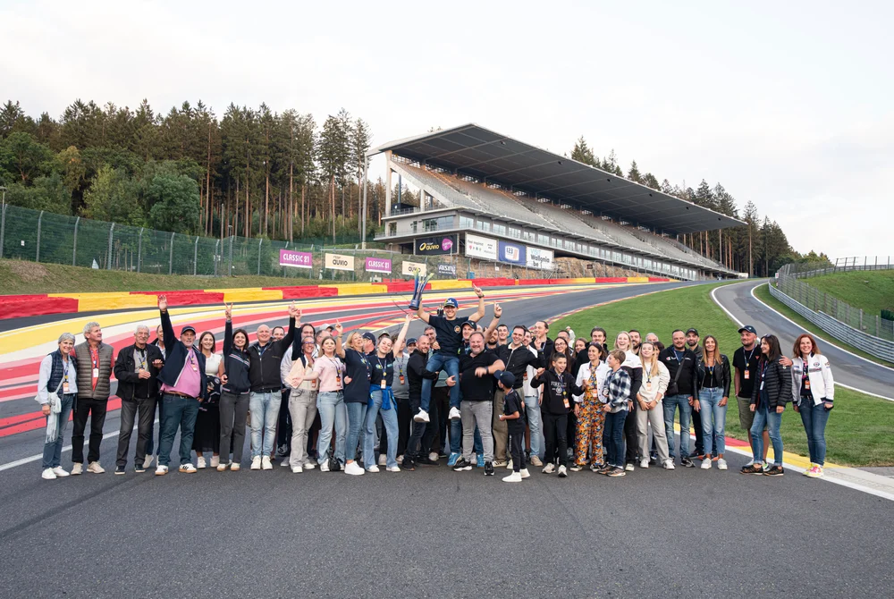L'équipe et les fans réunis devant les tribunes de Spa-Francorchamps