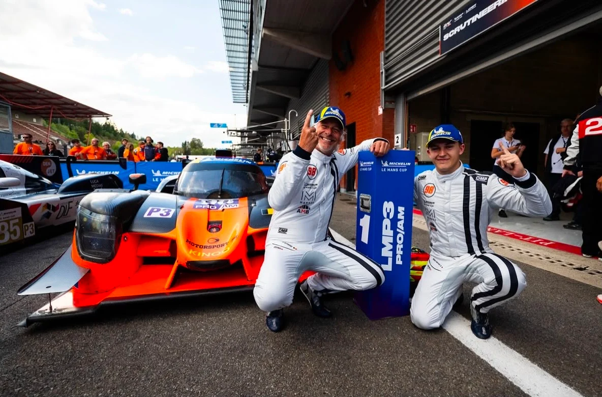 Les deux pilotes célèbrent à côté de la Ligier #98 à Spa
