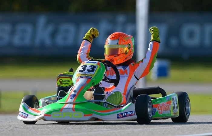 Gillian en karting, bras levés à l’arrivée