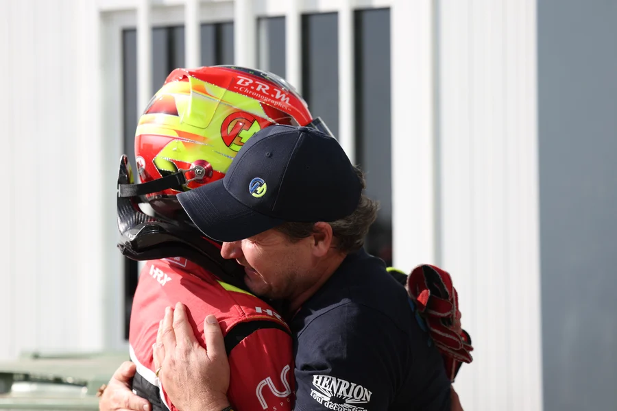Accolade casque sur la tête après l'arrivée